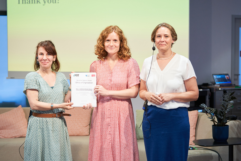 ARRTI Leiterin Prof. Dr. Dr. Rafaela Hillerbrand (li) und ARRTI Direktorin (Forschung) Prof. Dr. Barbara Deml (re) mit Dr. Laura Crompton, eine der beiden Preisträgerinnen (Foto: Maidl, KIT)